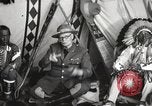 Immagine di Native American Indian consiglio tribale si chiude Fort Browning Montana USA, 1930, secondo 20 filmato di repertorio 65675025318
