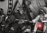 Immagine di Native American Indian consiglio tribale si chiude Fort Browning Montana USA, 1930, secondo 23 filmato di repertorio 65675025318