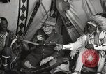 Immagine di Native American Indian consiglio tribale si chiude Fort Browning Montana USA, 1930, secondo 24 filmato di repertorio 65675025318