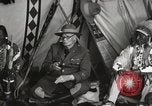 Immagine di Native American Indian consiglio tribale si chiude Fort Browning Montana USA, 1930, secondo 29 filmato di repertorio 65675025318