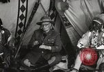 Immagine di Native American Indian consiglio tribale si chiude Fort Browning Montana USA, 1930, secondo 30 filmato di repertorio 65675025318
