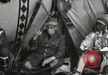 Immagine di Native American Indian consiglio tribale si chiude Fort Browning Montana USA, 1930, secondo 32 filmato di repertorio 65675025318