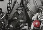 Immagine di Native American Indian consiglio tribale si chiude Fort Browning Montana USA, 1930, secondo 33 filmato di repertorio 65675025318