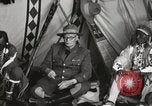 Immagine di Native American Indian consiglio tribale si chiude Fort Browning Montana USA, 1930, secondo 34 filmato di repertorio 65675025318