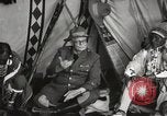 Immagine di Native American Indian consiglio tribale si chiude Fort Browning Montana USA, 1930, secondo 39 filmato di repertorio 65675025318
