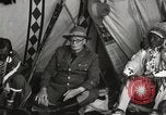 Immagine di Native American Indian consiglio tribale si chiude Fort Browning Montana USA, 1930, secondo 40 filmato di repertorio 65675025318