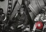 Immagine di Native American Indian consiglio tribale si chiude Fort Browning Montana USA, 1930, secondo 46 filmato di repertorio 65675025318