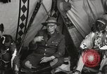 Immagine di Native American Indian consiglio tribale si chiude Fort Browning Montana USA, 1930, secondo 48 filmato di repertorio 65675025318