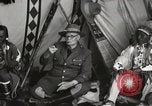 Immagine di Native American Indian consiglio tribale si chiude Fort Browning Montana USA, 1930, secondo 49 filmato di repertorio 65675025318