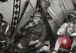 Immagine di Native American Indian consiglio tribale si chiude Fort Browning Montana USA, 1930, secondo 50 filmato di repertorio 65675025318