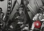 Immagine di Native American Indian consiglio tribale si chiude Fort Browning Montana USA, 1930, secondo 56 filmato di repertorio 65675025318