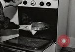 Standbild arbeiten die amerikanischen Frauen zu Hause New York United States USA, 1950, aus Sekunde 3 historischem Filmmaterial Videoclip 65675025320