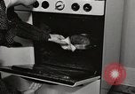 Standbild arbeiten die amerikanischen Frauen zu Hause New York United States USA, 1950, aus Sekunde 4 historischem Filmmaterial Videoclip 65675025320