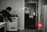 Standbild arbeiten die amerikanischen Frauen zu Hause New York United States USA, 1950, aus Sekunde 5 historischem Filmmaterial Videoclip 65675025320