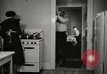 Standbild arbeiten die amerikanischen Frauen zu Hause New York United States USA, 1950, aus Sekunde 7 historischem Filmmaterial Videoclip 65675025320