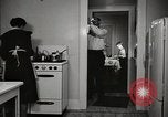 Standbild arbeiten die amerikanischen Frauen zu Hause New York United States USA, 1950, aus Sekunde 8 historischem Filmmaterial Videoclip 65675025320