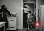 Standbild arbeiten die amerikanischen Frauen zu Hause New York United States USA, 1950, aus Sekunde 19 historischem Filmmaterial Videoclip 65675025320