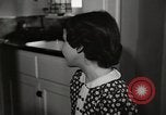 Standbild arbeiten die amerikanischen Frauen zu Hause New York United States USA, 1950, aus Sekunde 27 historischem Filmmaterial Videoclip 65675025320