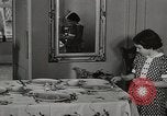 Standbild arbeiten die amerikanischen Frauen zu Hause New York United States USA, 1950, aus Sekunde 40 historischem Filmmaterial Videoclip 65675025320
