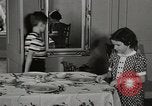 Standbild arbeiten die amerikanischen Frauen zu Hause New York United States USA, 1950, aus Sekunde 41 historischem Filmmaterial Videoclip 65675025320