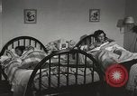 Standbild neuen Tag für arbeiten die amerikanischen Frauen New York United States USA, 1950, aus Sekunde 25 historischem Filmmaterial Videoclip 65675025321