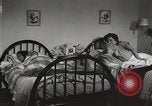 Standbild neuen Tag für arbeiten die amerikanischen Frauen New York United States USA, 1950, aus Sekunde 27 historischem Filmmaterial Videoclip 65675025321