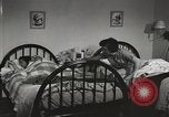 Standbild neuen Tag für arbeiten die amerikanischen Frauen New York United States USA, 1950, aus Sekunde 29 historischem Filmmaterial Videoclip 65675025321