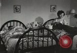 Standbild neuen Tag für arbeiten die amerikanischen Frauen New York United States USA, 1950, aus Sekunde 31 historischem Filmmaterial Videoclip 65675025321