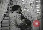 Standbild neuen Tag für arbeiten die amerikanischen Frauen New York United States USA, 1950, aus Sekunde 49 historischem Filmmaterial Videoclip 65675025321