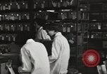 Standbild Bedeutung der amerikanischen Frauen als Arbeitskräfte New York United States USA, 1950, aus Sekunde 17 historischem Filmmaterial Videoclip 65675025323