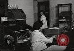 Standbild Bedeutung der amerikanischen Frauen als Arbeitskräfte New York United States USA, 1950, aus Sekunde 59 historischem Filmmaterial Videoclip 65675025323