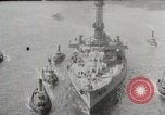 Standbild USS Arkansas (BB-33) umgeben von tug Boote New York City USA, 1915, aus Sekunde 3 historischem Filmmaterial Videoclip 65675025329