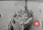 Standbild USS Arkansas (BB-33) umgeben von tug Boote New York City USA, 1915, aus Sekunde 4 historischem Filmmaterial Videoclip 65675025329