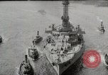 Standbild USS Arkansas (BB-33) umgeben von tug Boote New York City USA, 1915, aus Sekunde 5 historischem Filmmaterial Videoclip 65675025329