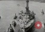 Standbild USS Arkansas (BB-33) umgeben von tug Boote New York City USA, 1915, aus Sekunde 6 historischem Filmmaterial Videoclip 65675025329