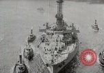 Standbild USS Arkansas (BB-33) umgeben von tug Boote New York City USA, 1915, aus Sekunde 7 historischem Filmmaterial Videoclip 65675025329