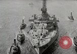 Standbild USS Arkansas (BB-33) umgeben von tug Boote New York City USA, 1915, aus Sekunde 8 historischem Filmmaterial Videoclip 65675025329