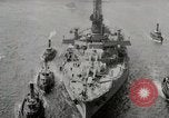 Standbild USS Arkansas (BB-33) umgeben von tug Boote New York City USA, 1915, aus Sekunde 9 historischem Filmmaterial Videoclip 65675025329
