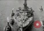 Standbild USS Arkansas (BB-33) umgeben von tug Boote New York City USA, 1915, aus Sekunde 10 historischem Filmmaterial Videoclip 65675025329