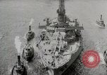 Standbild USS Arkansas (BB-33) umgeben von tug Boote New York City USA, 1915, aus Sekunde 11 historischem Filmmaterial Videoclip 65675025329