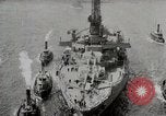 Standbild USS Arkansas (BB-33) umgeben von tug Boote New York City USA, 1915, aus Sekunde 12 historischem Filmmaterial Videoclip 65675025329