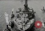 Standbild USS Arkansas (BB-33) umgeben von tug Boote New York City USA, 1915, aus Sekunde 13 historischem Filmmaterial Videoclip 65675025329
