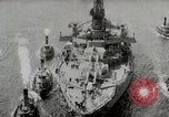 Standbild USS Arkansas (BB-33) umgeben von tug Boote New York City USA, 1915, aus Sekunde 14 historischem Filmmaterial Videoclip 65675025329