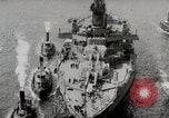 Standbild USS Arkansas (BB-33) umgeben von tug Boote New York City USA, 1915, aus Sekunde 16 historischem Filmmaterial Videoclip 65675025329