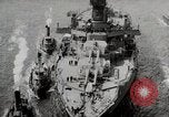 Standbild USS Arkansas (BB-33) umgeben von tug Boote New York City USA, 1915, aus Sekunde 18 historischem Filmmaterial Videoclip 65675025329