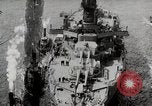 Standbild USS Arkansas (BB-33) umgeben von tug Boote New York City USA, 1915, aus Sekunde 20 historischem Filmmaterial Videoclip 65675025329