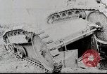 Standbild Ford 3 Tonne M1918 light Tanks umgeworfen während des Tests Michigan United States USA, 1918, aus Sekunde 7 historischem Filmmaterial Videoclip 65675025330