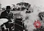 Standbild Bildung von Fordson Traktoren Pflügen eines Feldes United States USA, 1919, aus Sekunde 13 historischem Filmmaterial Videoclip 65675025331
