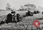 Standbild Bildung von Fordson Traktoren Pflügen eines Feldes United States USA, 1919, aus Sekunde 21 historischem Filmmaterial Videoclip 65675025331