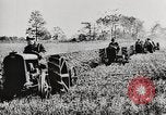 Standbild Bildung von Fordson Traktoren Pflügen eines Feldes United States USA, 1919, aus Sekunde 23 historischem Filmmaterial Videoclip 65675025331